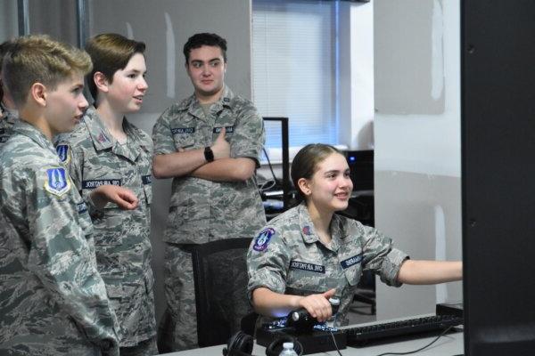 Civil Air Patrol Winchester Composite Squadron members use a flight simulator at the Shenandoah Center for Immersive 学习 at 十大正规博彩网站评级博彩平台推荐大学.